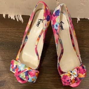 Peep toe floral shoes